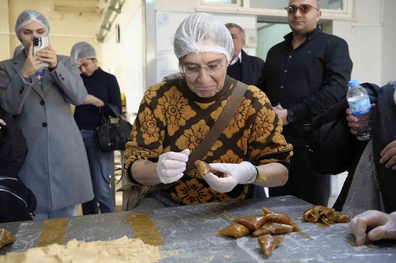 İTALYA’DAN GÜMÜŞHANE’YE GELEN ERASMUS ÖĞRENCİLERİ, GÜMÜŞHANE’NİN YÖRESEL PESTİL-KÖME YAPIM...