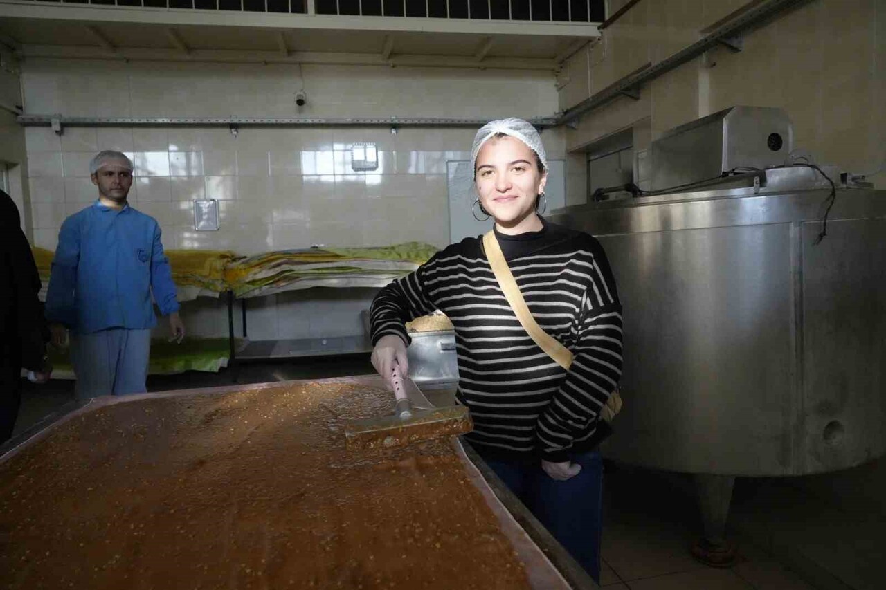 İTALYA’DAN GÜMÜŞHANE’YE GELEN ERASMUS ÖĞRENCİLERİ, GÜMÜŞHANE’NİN YÖRESEL PESTİL-KÖME YAPIM...