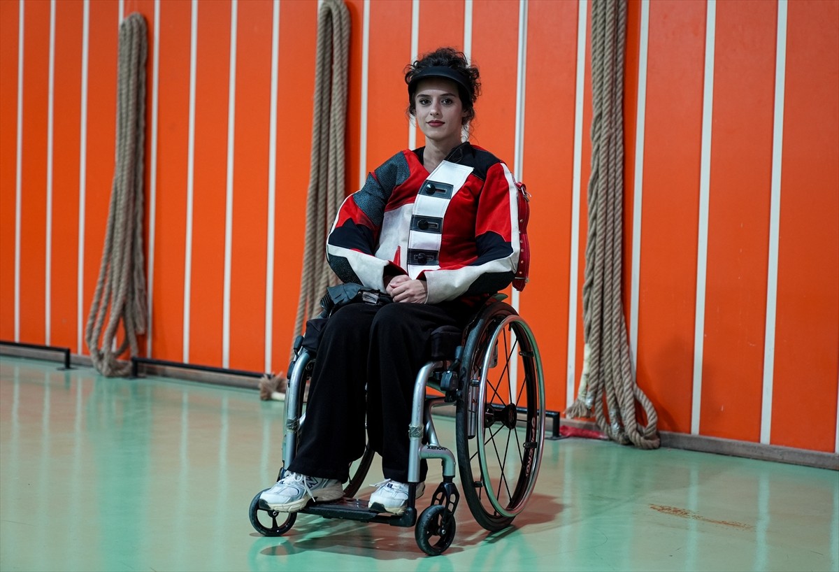 İzmir'de 14 yaşındayken yüksekten düşme sonucu hayatını tekerlekli sandalyeyle sürdürmek zorunda...