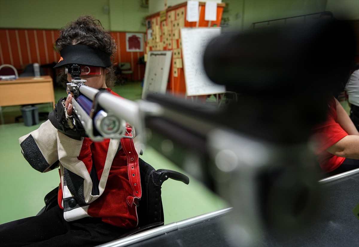 İzmir'de 14 yaşındayken yüksekten düşme sonucu hayatını tekerlekli sandalyeyle sürdürmek zorunda...