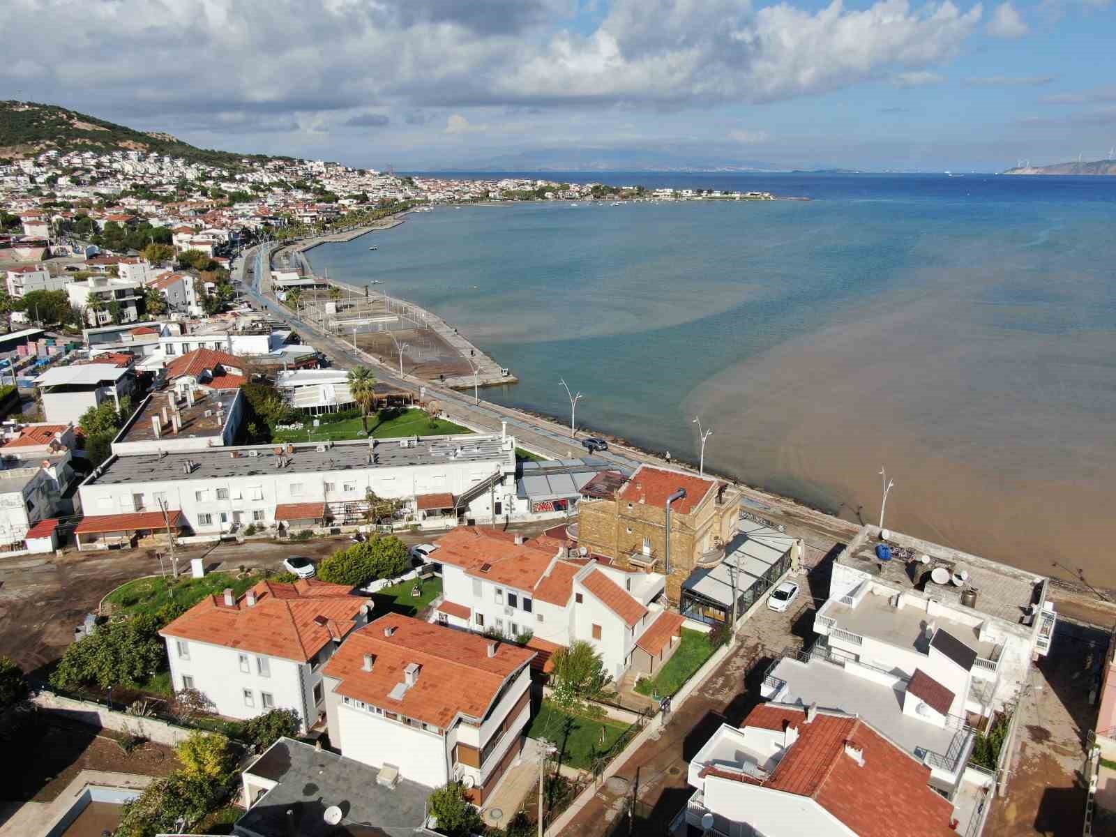 İZMİR'DE ETKİLİ OLAN SAĞANAK YAĞIŞ SEBEBİYLE FOÇA İLÇESİNDE BİRÇOK BÖLGEDE SU TAŞKINLARI OLDU...