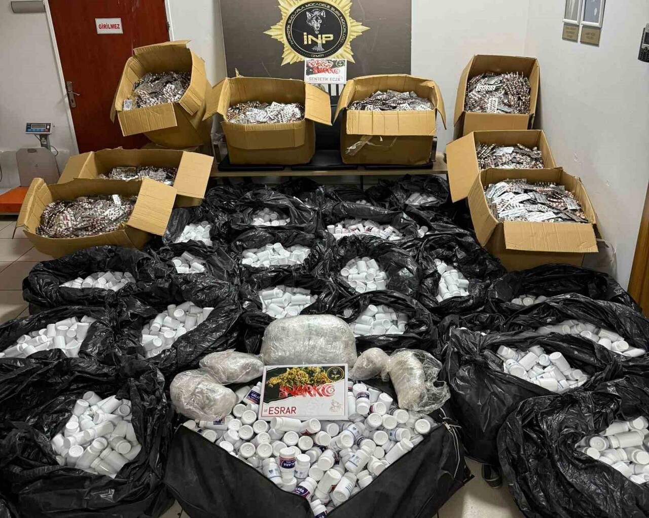 İZMİR'İN BUCA İLÇESİNDE GERÇEKLEŞTİRİLEN NARKOTİK OPERASYONDA YARIM UYUŞTURUCU NİTELİKLİ 550 BİN...