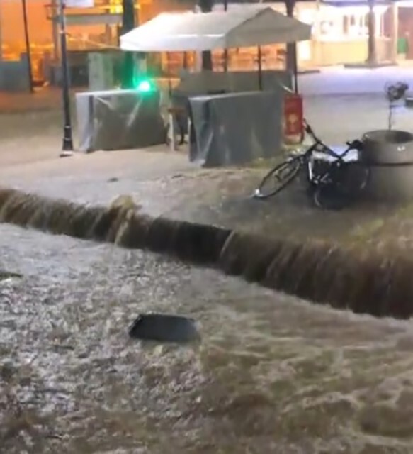 İZMİR'İN ÇEŞME İLÇESİNDE GECE SAATLERİNDE ETKİLİ OLAN KUVVETLİ SAĞANAK NEDENİYLE CADDE VE SOKAKLAR...