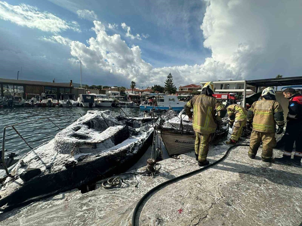 İZMİR'İN ÇEŞME İLÇESİNDE TEKNELERİN BULUNDUĞU BİR PLAJDA ÇIKAN YANGINDA 7 ÖZEL TEKNE ALEVLERE...