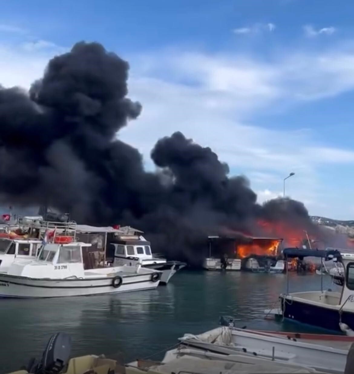 İZMİR'İN TURİSTİK İLÇESİ ÇEŞME'DE, ILICA YILDIZBURNU PLAJI’NDA BİR TEKNEDE ÇIKAN YANGIN KISA...