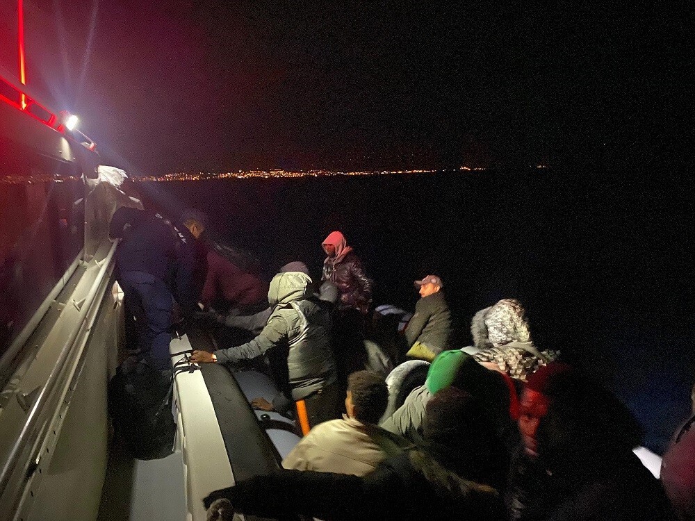 İZMİR AÇIKLARINDA 25 KASIM SABAHI ARKA ARKAYA GERÇEKLEŞTİRİLEN OPERASYONLARDA SAHİL GÜVENLİK...