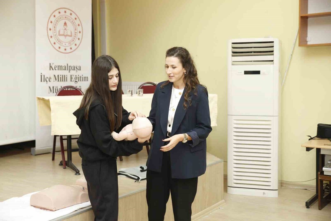 İZMİR DR. BEHÇET UZ ÇOCUK HASTANESİ BAŞHEKİMİ DOÇ. DR. DİLEK ORBATU BAŞKANLIĞINDAKİ UZMAN HEKİM...