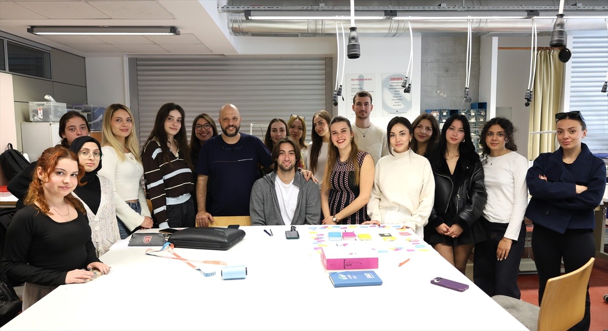 İzmir Ekonomi Üniversitesi (İEÜ) öğrencileri, kentin tarihi bölgelerinde çektikleri fotoğrafları...