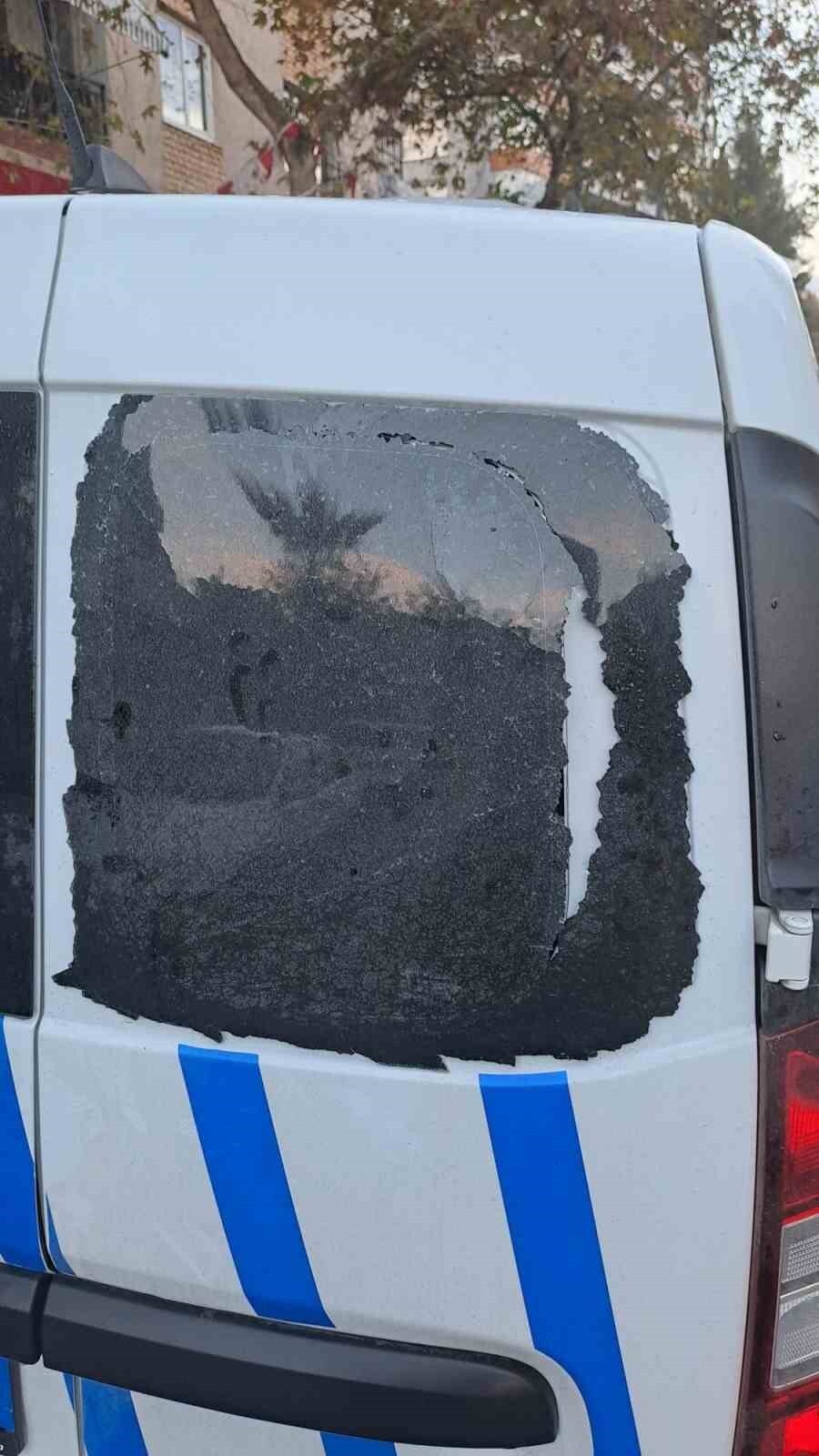 İZMİR’İN BAYRAKLI İLÇESİNDE KAVGA İHBARINA MÜDAHALE EDEN POLİS EKİBİNE SALDIRARAK EKİP OTOSUNUN...