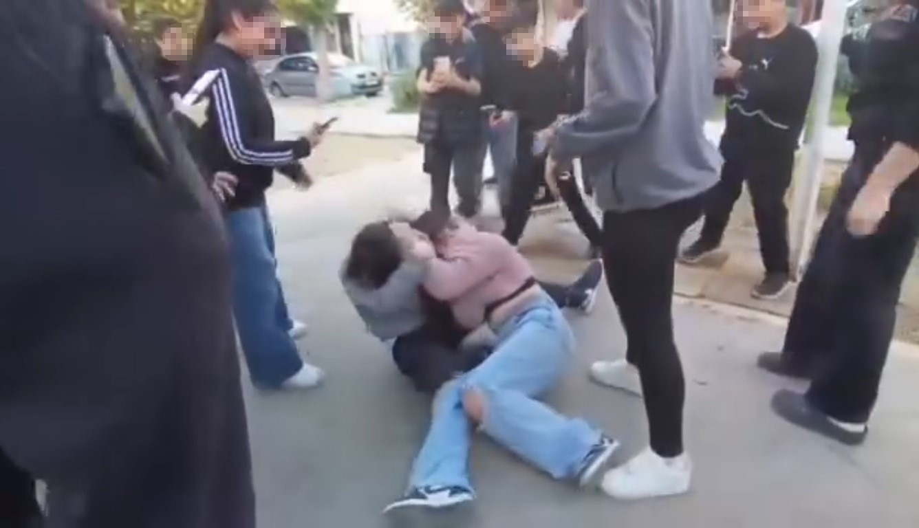 İZMİR’İN BUCA İLÇESİNDEKİ BİR ORTAOKULDA İKİ KIZ ÖĞRENCİ SAÇ SAÇA BİRBİRİNE GİREREK KAVGA ETTİ....