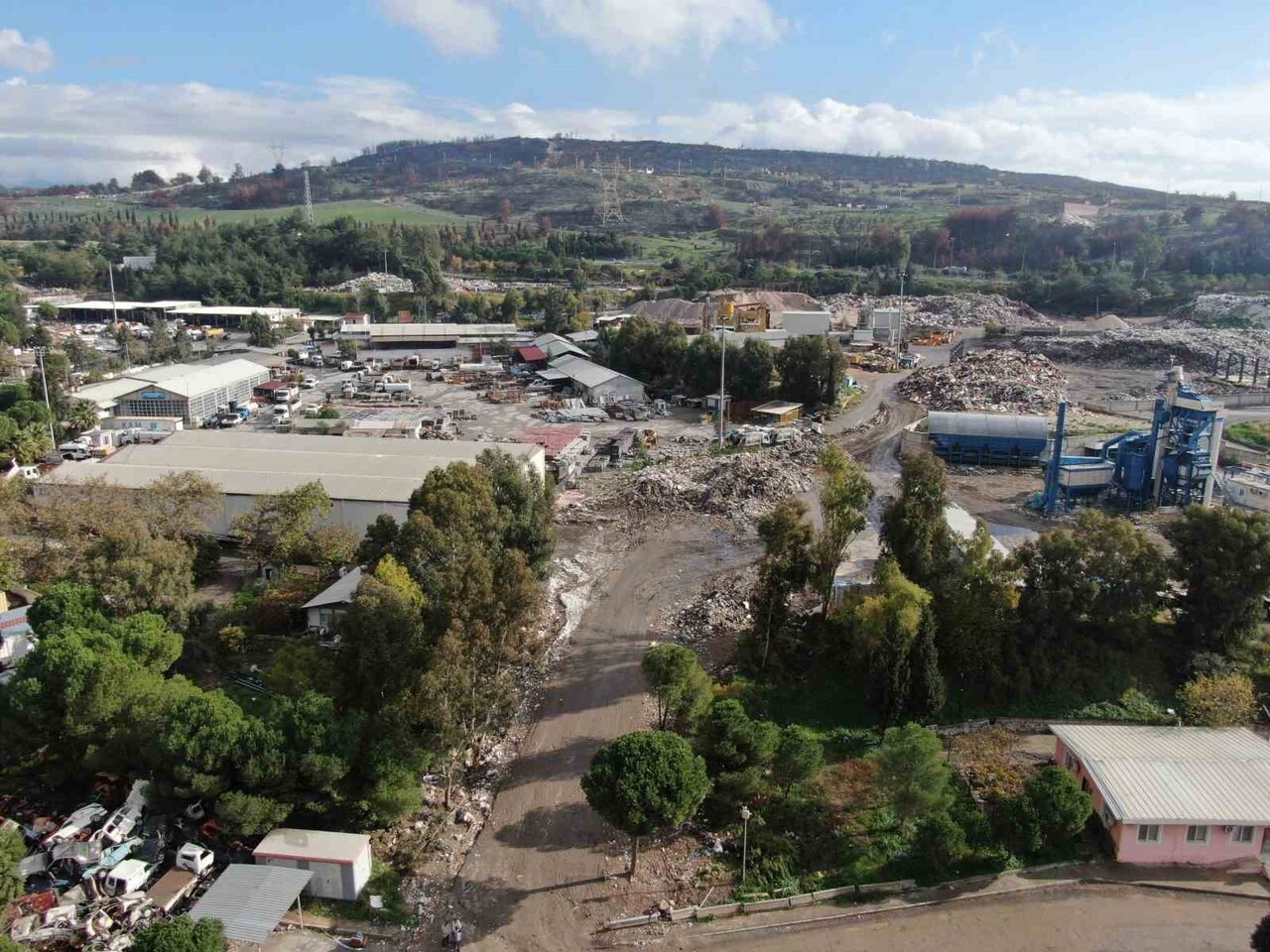 İZMİR’İN BUCA İLÇESİNDEKİ TEMİZLİK İŞLERİ MÜDÜRLÜĞÜ ŞANTİYESİ ÖNÜNDE MAHALLE SAKİNLERİNİN GEÇEN...