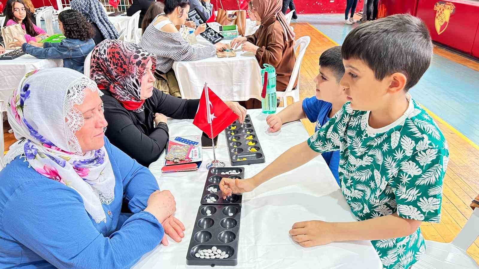 İZMİR’İN KARABAĞLAR İLÇESİNDE AİLELER, “AİLEMLE OYUN OYNUYORUM” ETKİNLİĞİ KAPSAMINDA ÇOCUKLARIYLA...