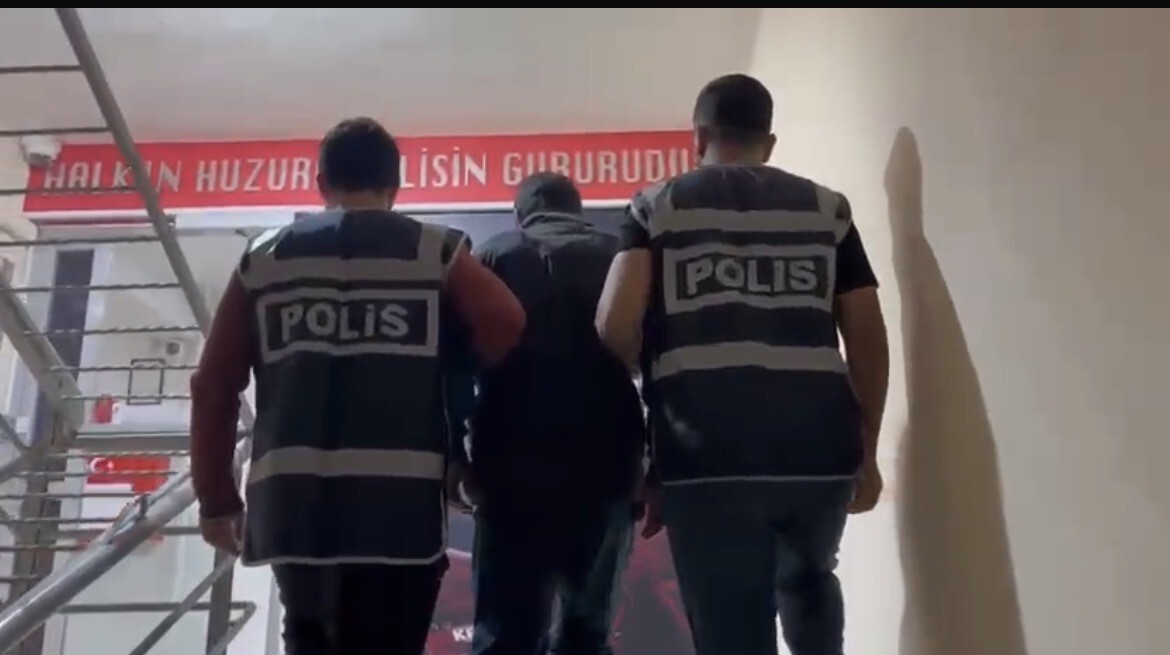 İZMİR’İN KARABAĞLAR İLÇESİNDE, CİNSEL SALDIRI SUÇUNDAN HAKKINDA TOPLAM 20 YIL HAPİS CEZASI BULUNAN...