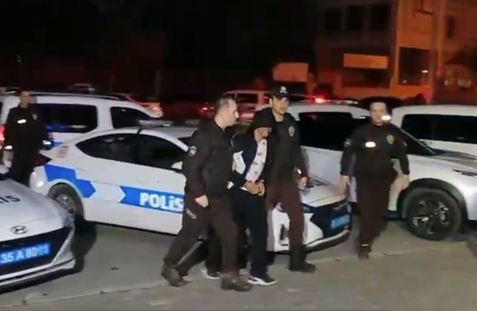 İZMİR’İN KARŞIYAKA İLÇESİNDE POLİS EKİPLERİNİN TİTİZ ÇALIŞMASI SONUCU, HIRSIZLIK SUÇLARINDAN...