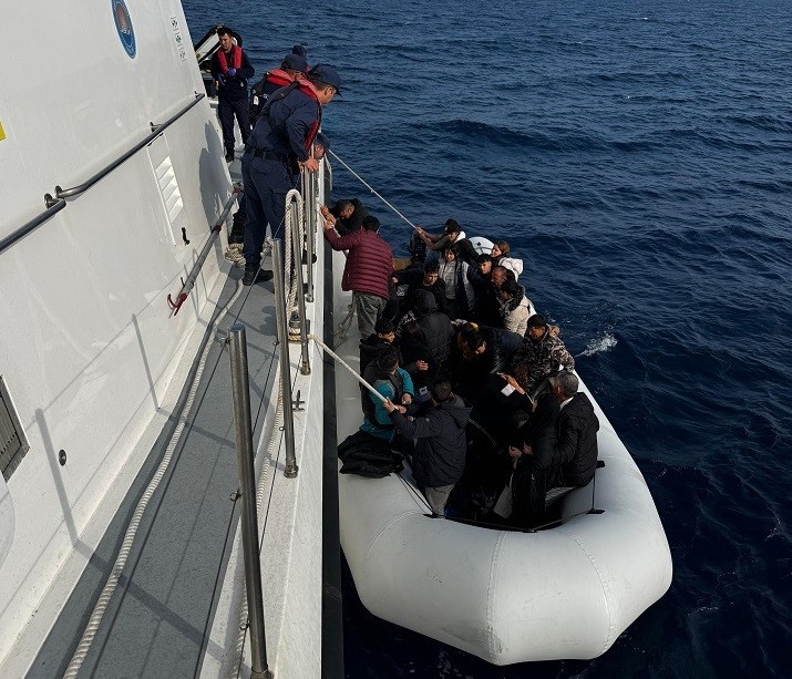 İZMİR’İN SEFERİHİSAR İLÇESİ AÇIKLARINDA MOTOR ARIZASI NEDENİYLE SÜRÜKLENEN LASTİK BOTTA BULUNAN...