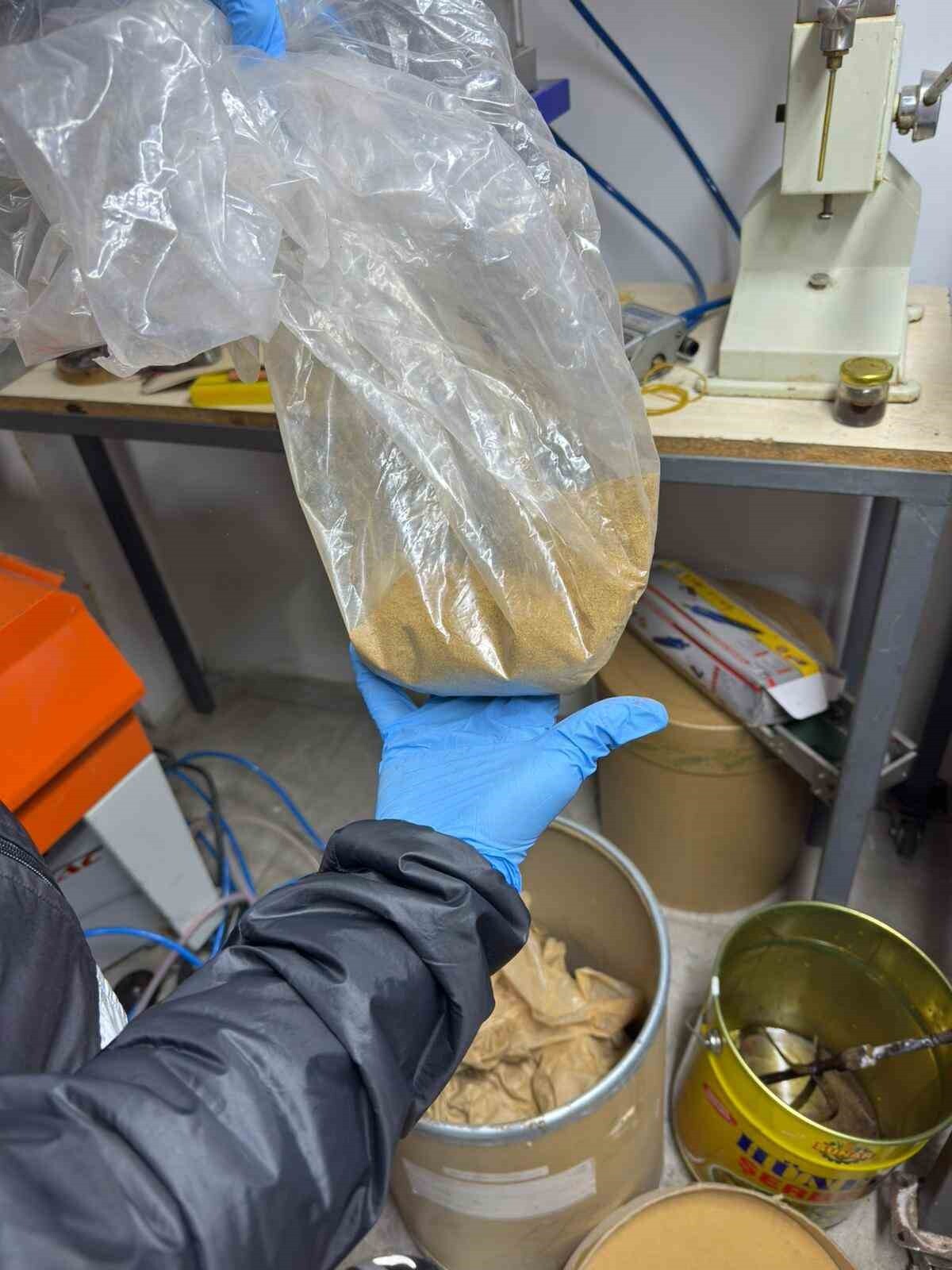 İZMİR MERKEZLİ OLMAK ÜZERE İSTANBUL VE BURSA İLLERİNDE KAÇAK/SAHTE GIDA, İÇECEK VE İLAÇ İMALATI...