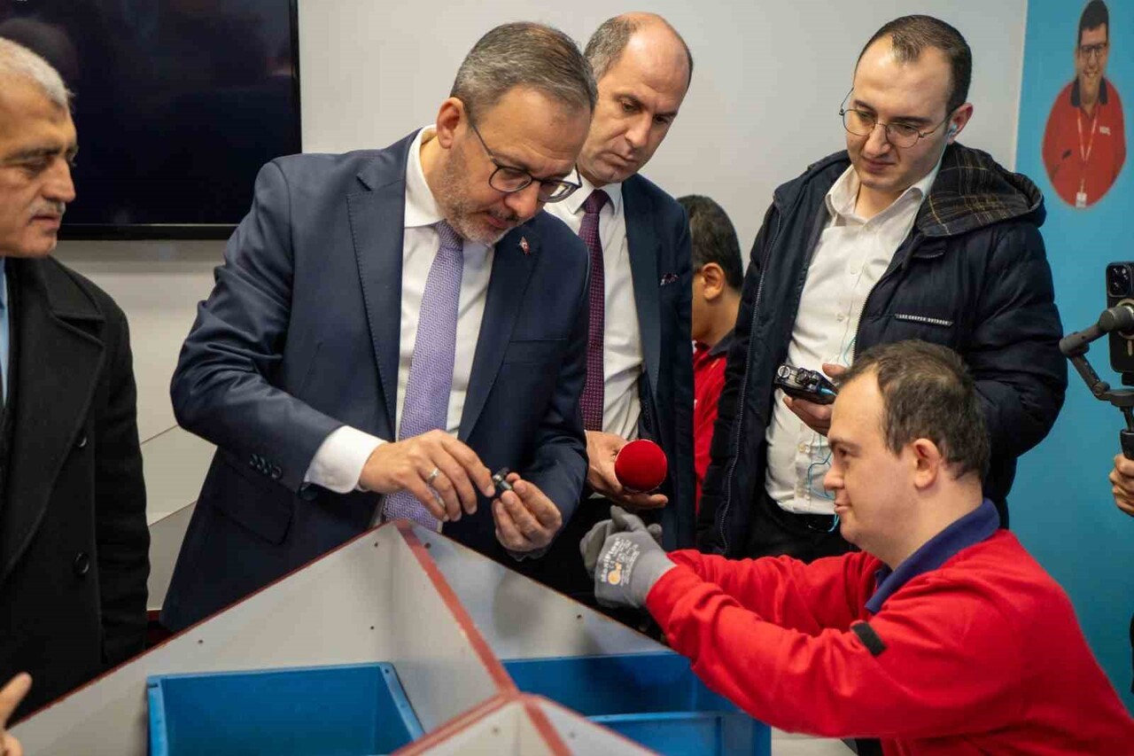 İZMİR MİLLETVEKİLİ DR. MEHMET MUHARREM KASAPOĞLU VE BERABERİNDEKİ KOMİSYON ÜYELERİ, ZEKİ YAŞAM...