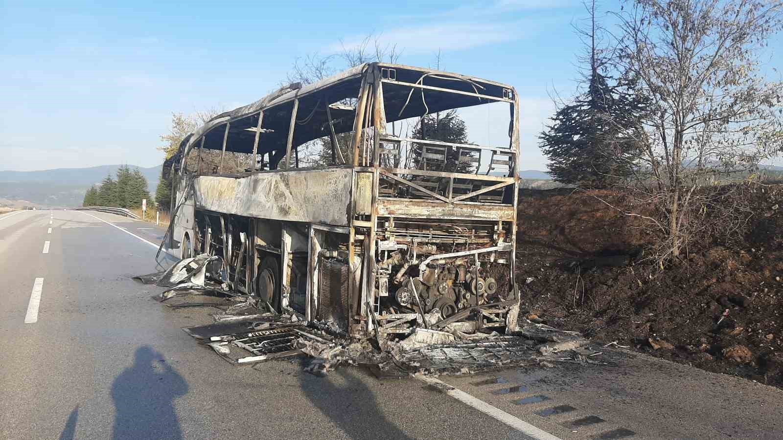 JANDARMA EKİPLERİ, YANGIN SIRASINDA ÖNLEM ALARAK KARA YOLUNDA ULAŞIMI BİR SÜRE TEK ŞERİTTEN...