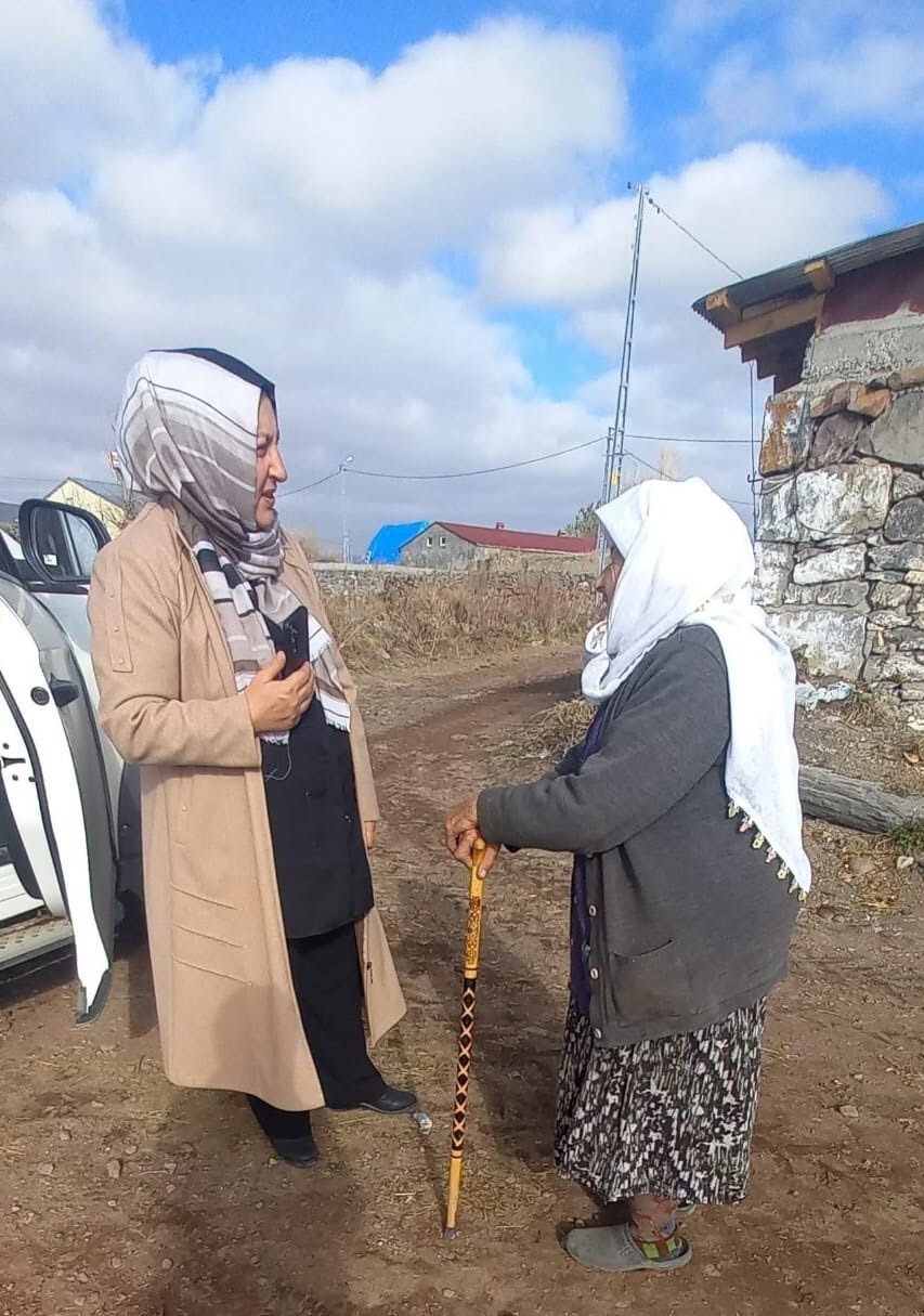 KAÇEP ÜYELERİ ARDAHAN'DA ÇALMADIK KAPI BIRAKMIYOR. (OLGUN YILDIZ/ARDAHAN-İHA)