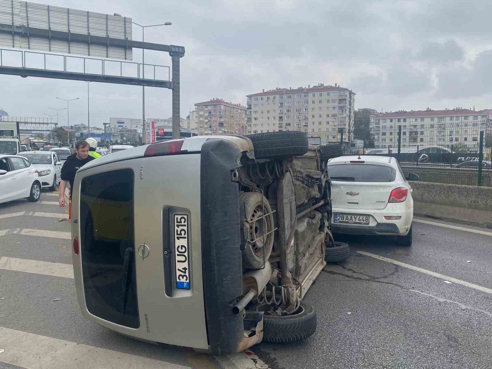 KADIKÖY D-100 KARAYOLU AVRASYA TÜNELİ GİRİŞİNDE 3 ARACIN KARIŞTIĞI KAZADA BİR ARAÇ ÇARPMANIN...