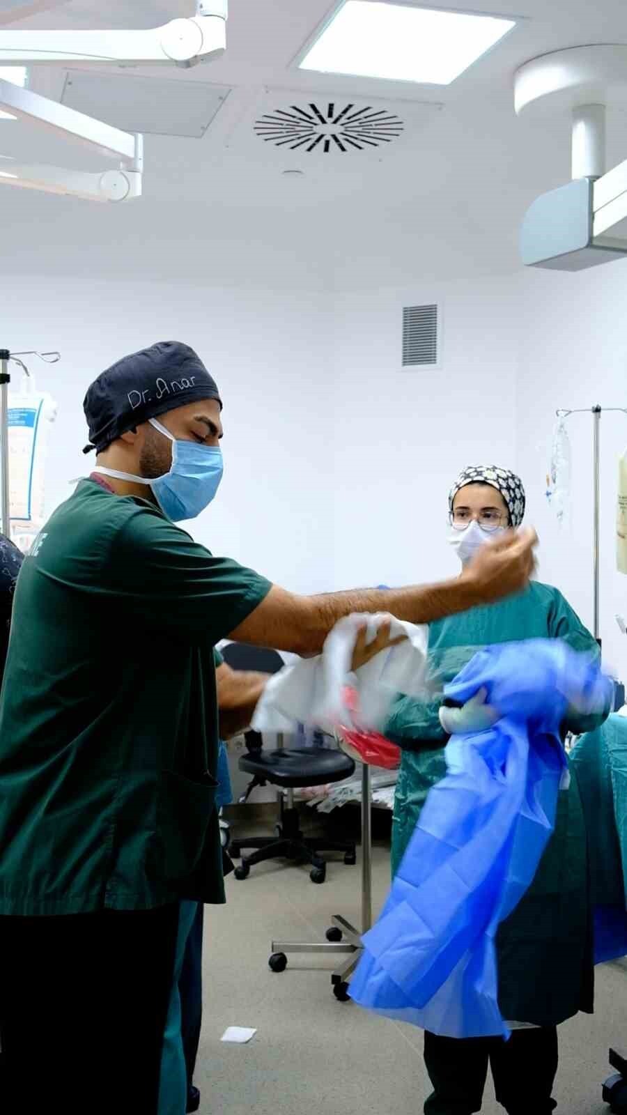 KADIN HASTALIKLARI VE DOĞUM UZMANI OPR. DR. ANAR PANAHLİ, İNGİLTERE’DEN GELEN BİR HASTANIN TIKALI...