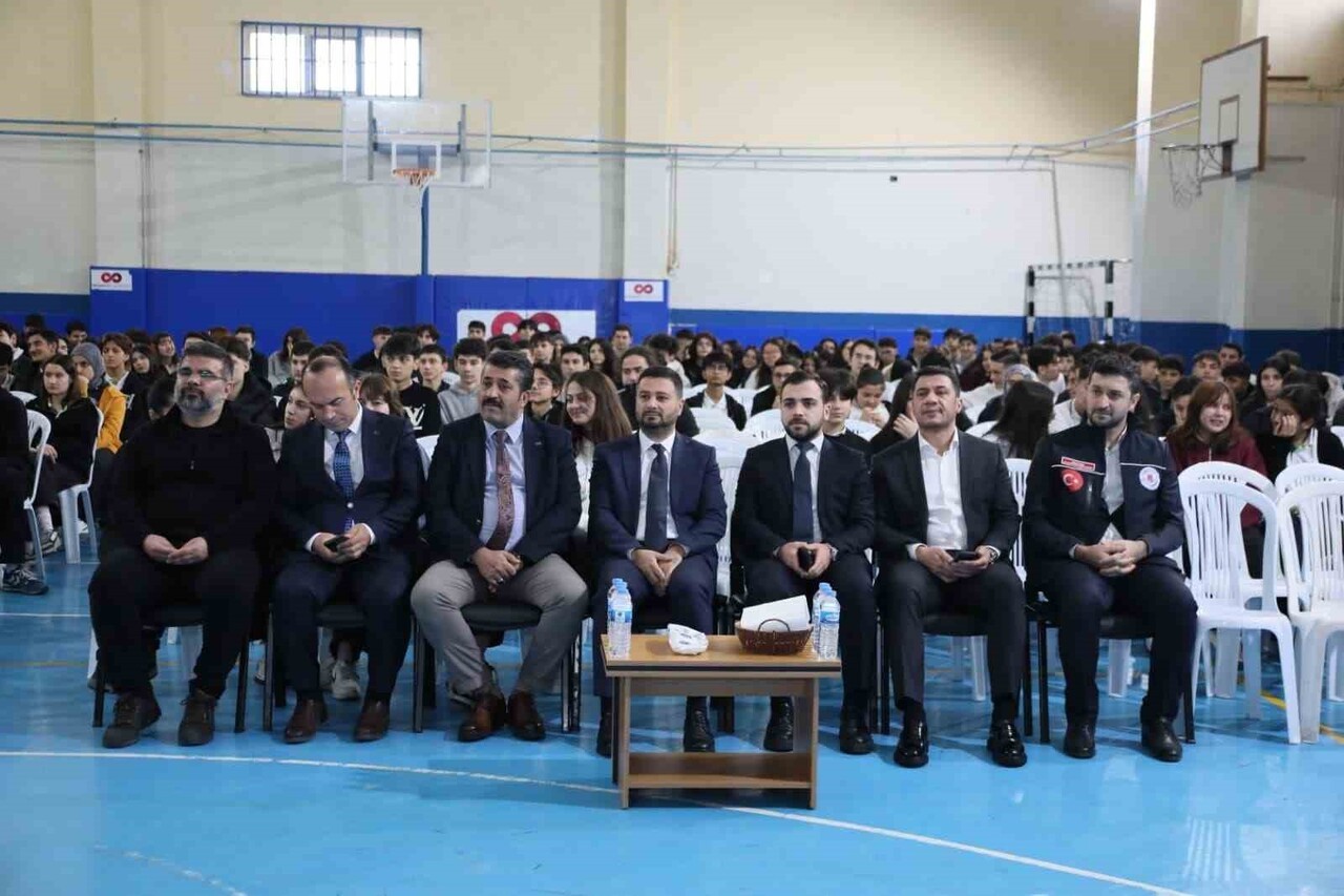 KAĞITHANE BELEDİYESİ TARAFINDAN İLÇEDEKİ ORTAOKUL VE LİSELERDE ÖĞRENCİLERE YÖNELİK AFET...