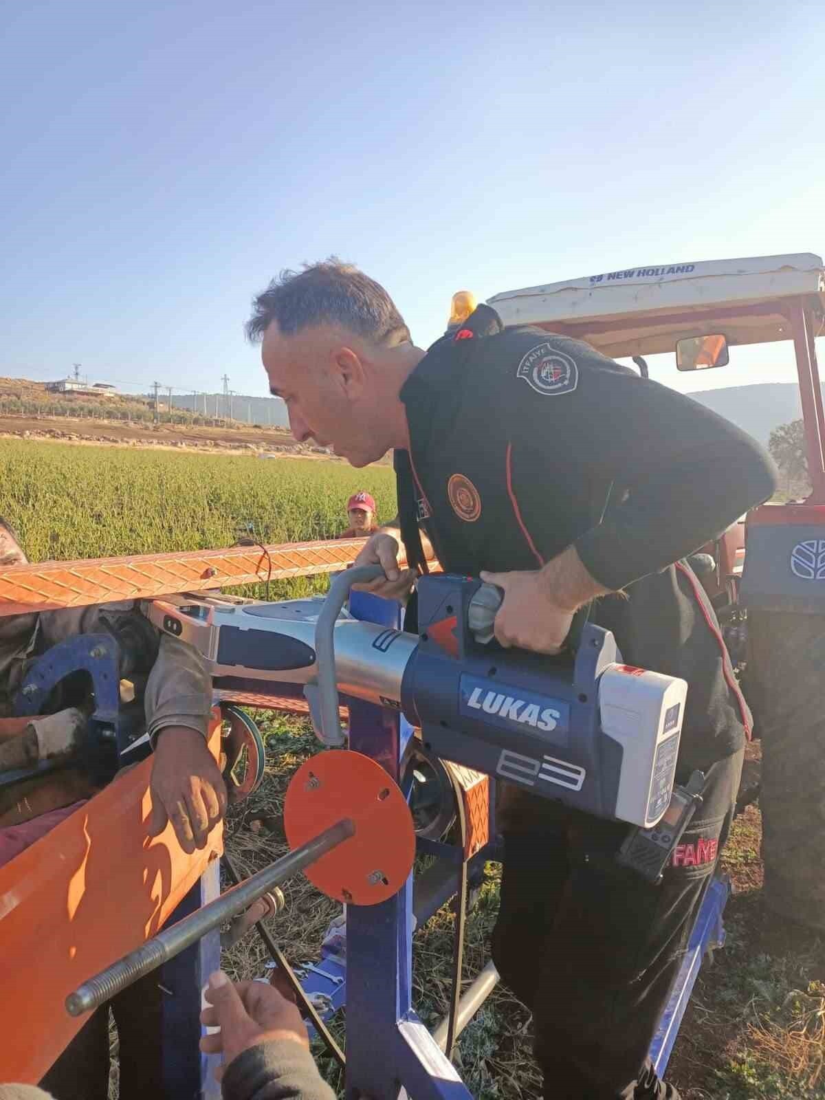 KAHRAMANMARAŞ'TA ARAZİDE ÇALIŞIRKEN KOLU HORTUM SARMA MAKİNASINA SIKIŞAN BİR KİŞİ İTFAİYE...