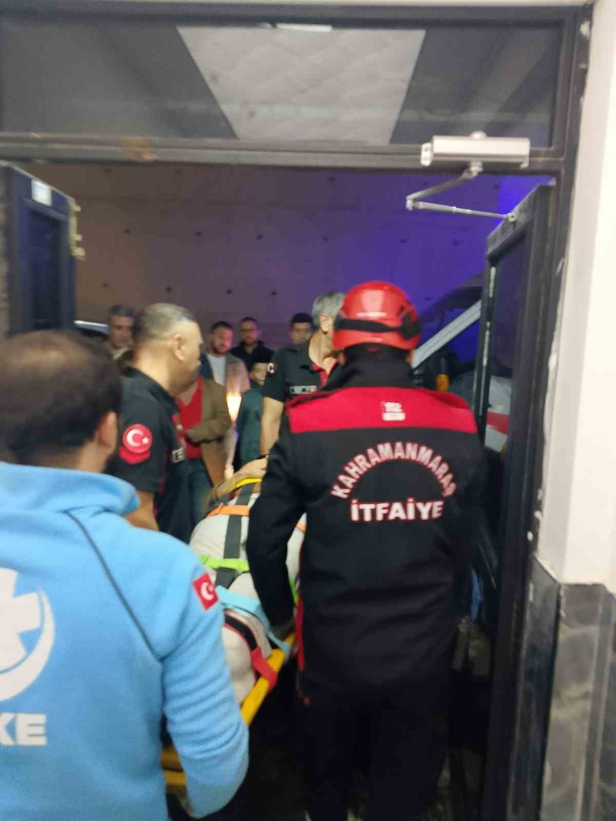 KAHRAMANMARAŞ'TA BİR APARTMANDAKİ ASANSÖRÜN YERE ÇAKILMASI SONUCU 1 KİŞİ YARALANDI