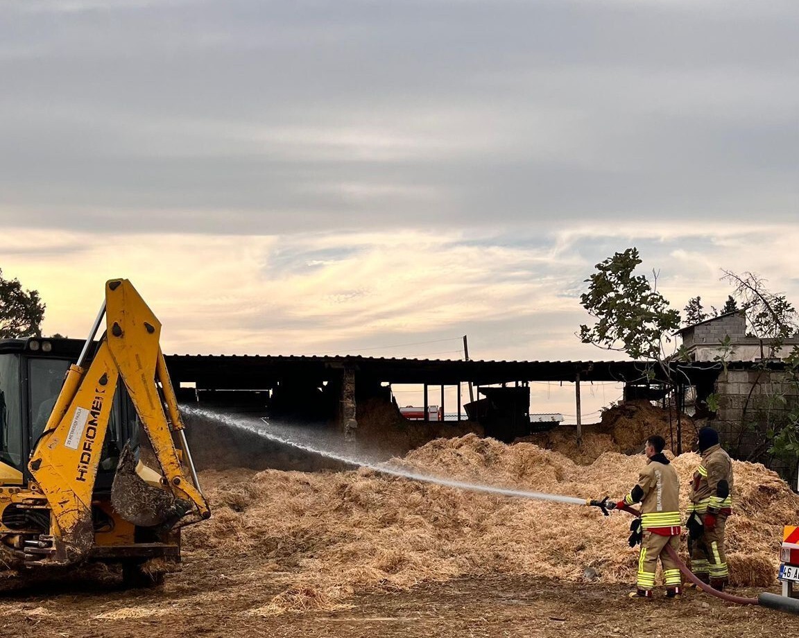 KAHRAMANMARAŞ'TA BİR SAMANLIKTA ÇIKAN YANGIN İTFAİYE EKİPLERİNCE SÖNDÜRÜLDÜ