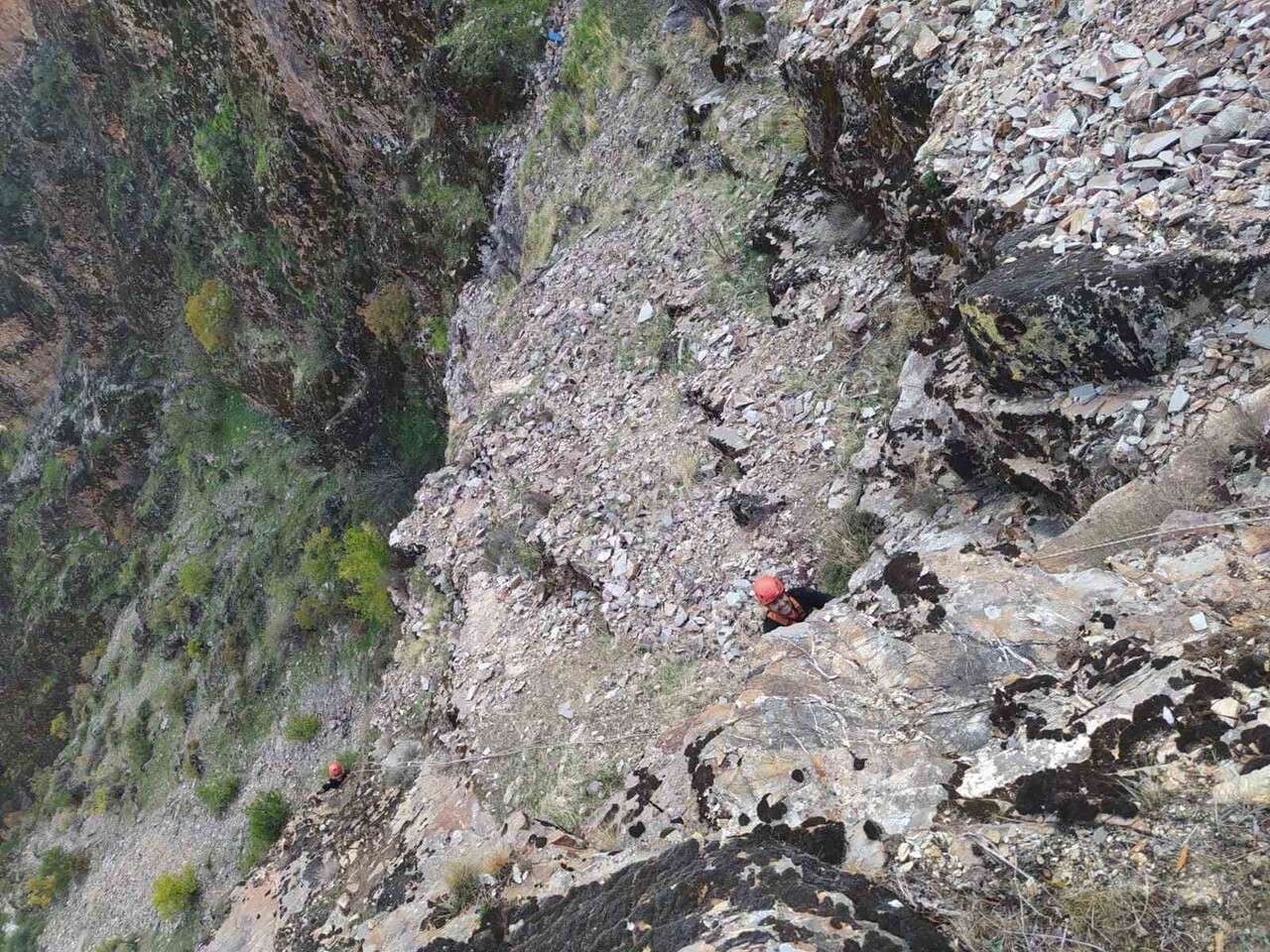 KAHRAMANMARAŞ'TA KAYALIKLARDA MAHSUR KALAN 5 KEÇİ KURTARILARAK SAHİBİNE TESLİM EDİLDİ