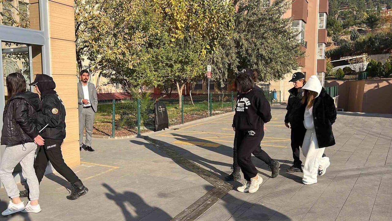 KAHRAMANMARAŞ MERKEZLİ ’DOLANDIRICILIK VE BAHİS’ OPERASYONUNDA GÖZALTINA ALINAN 17 ŞÜPHELİ...