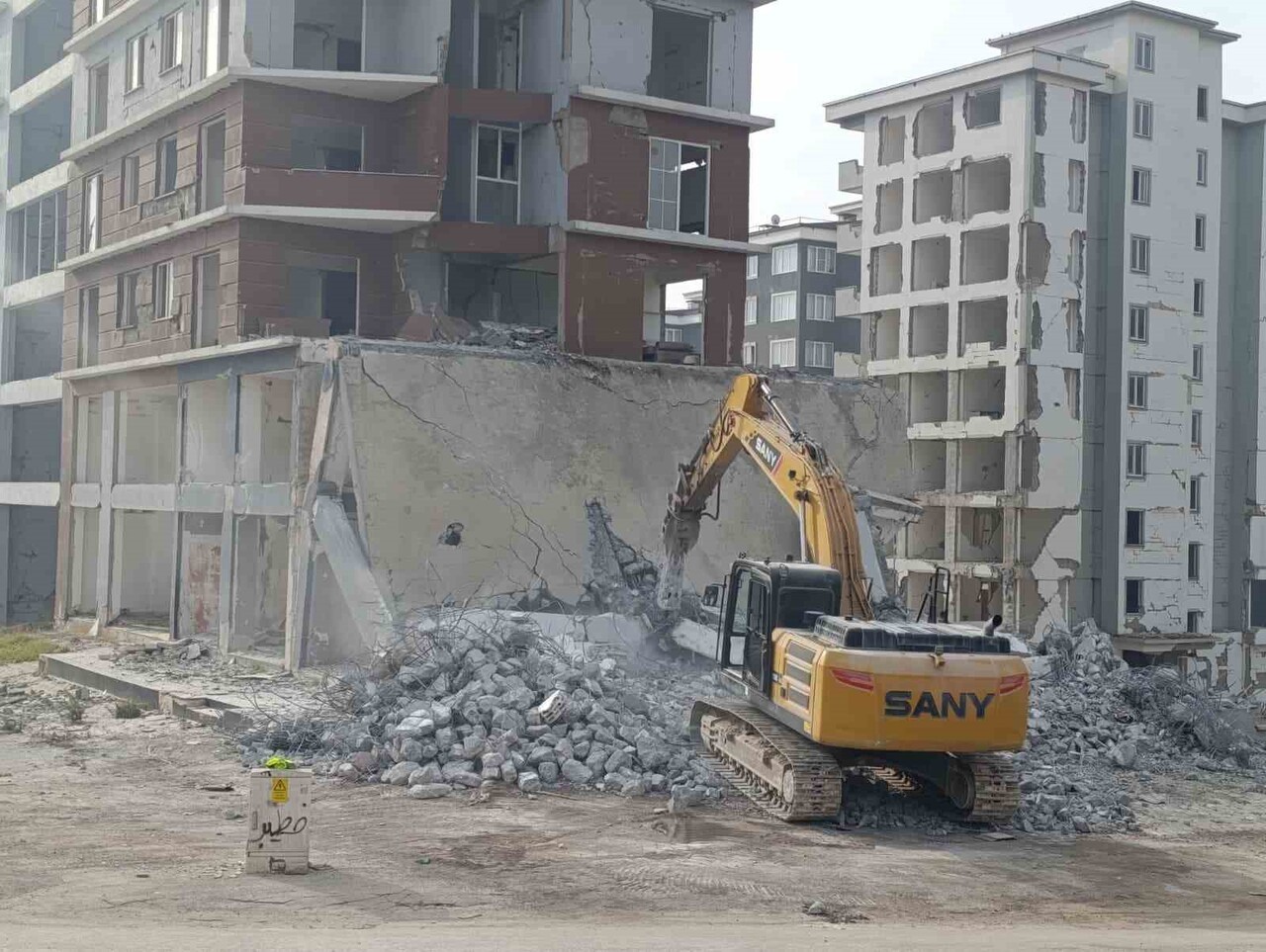KAHRAMANMARAŞ MERKEZLİ MEYDANA GELEN DEPREMLER SONRASI HASARLI BİNALARIN YIKIMLARI SÜRÜYOR. YIKIMI...