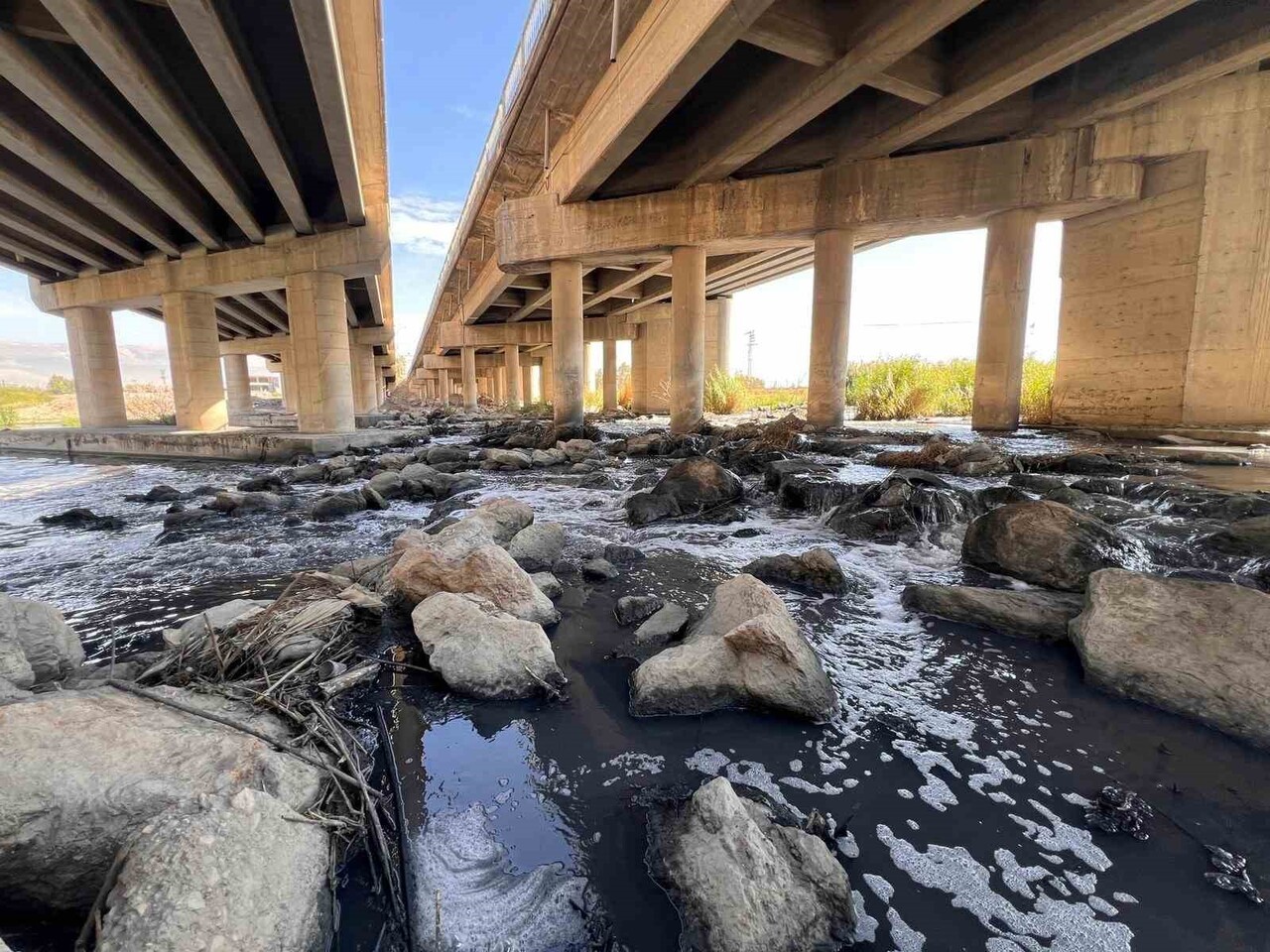 KAHRAMANMARAŞ’TA AKSU ÇAYI’NA BIRAKILAN FABRİKA ATIKLARI, SUYUN RENGİNİ DEĞİŞTİRİP AĞIR KOKUYA...