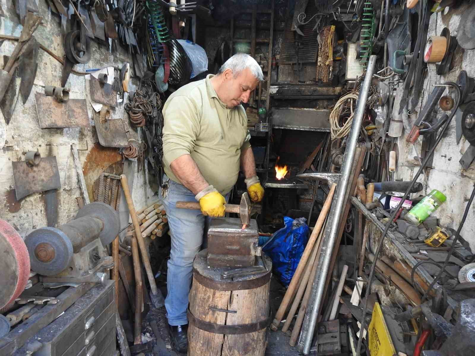 KAHVEYE GİTMEK YERİNE DÜKKANI AÇIYORUM"  28 YILLIK DEMİRCİ USTASININ MESLEK SEVDASI