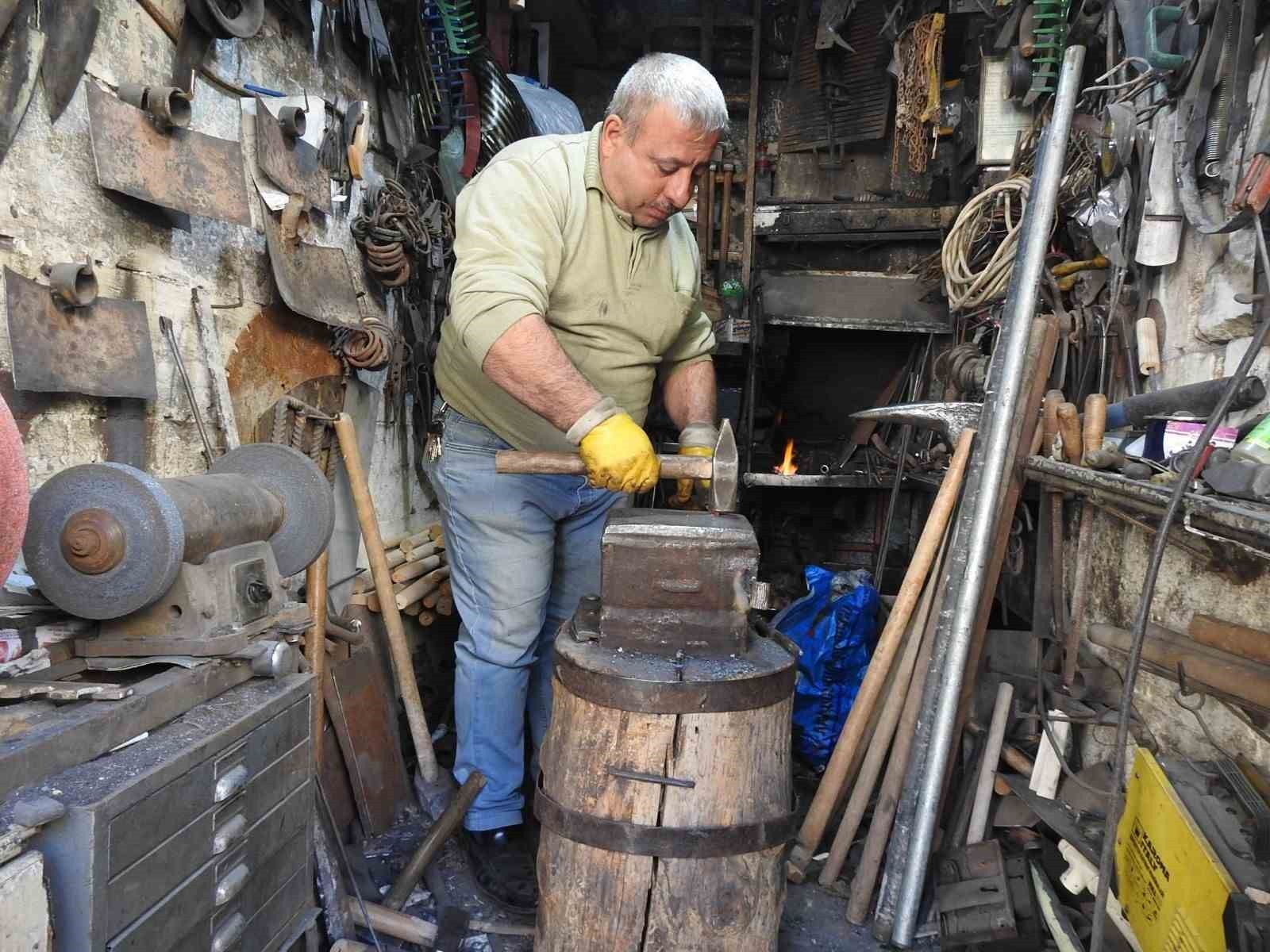 KAHVEYE GİTMEK YERİNE DÜKKANI AÇIYORUM"  28 YILLIK DEMİRCİ USTASININ MESLEK SEVDASI