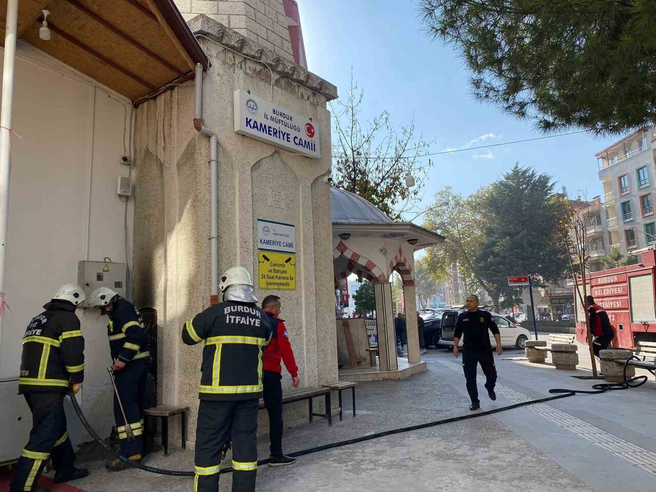 KAMERİYE CAMİSİ'NİN MİNARESİNDE ÇIKAN YANGIN SÖNDÜRÜLDÜ
