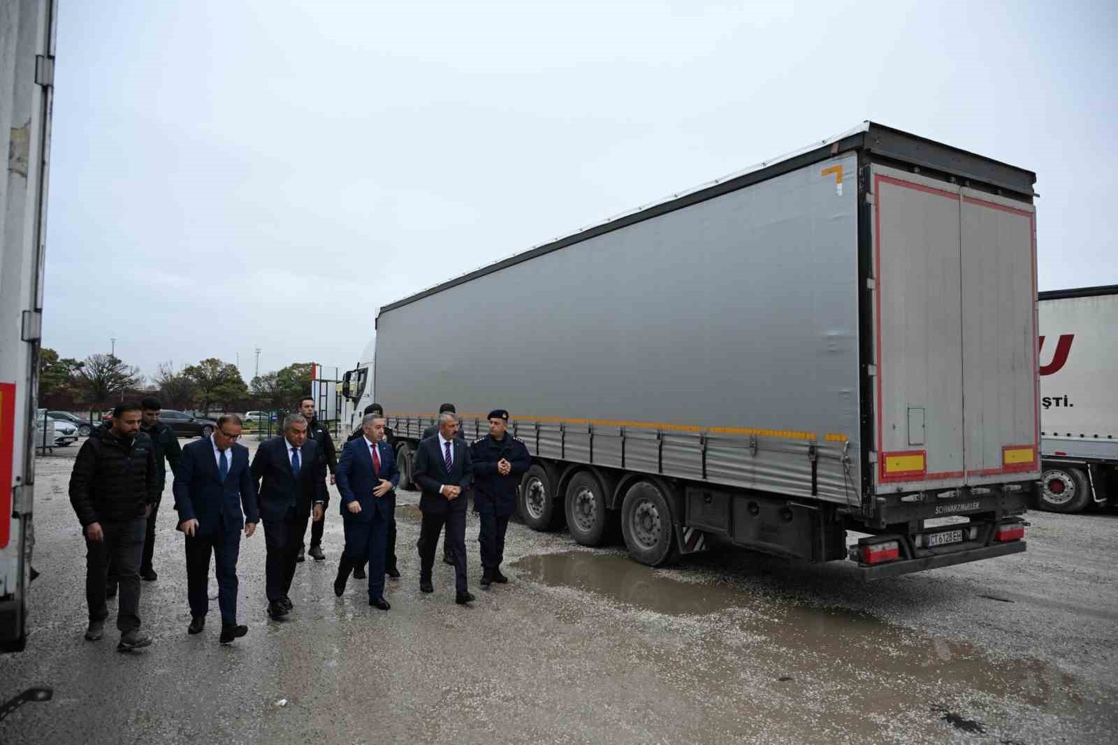 KAPIKULE’DE REKOR GEÇİŞ: 1 SAATTE 96 TIR İŞLEM GÖRDÜ