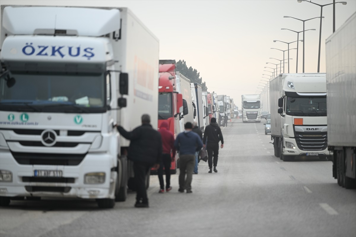 Kapıkule Sınır Kapısı'nda kara yolunda çift yönlü 7'şer kilometre tır kuyruğu oluştu. Bölgedeki...