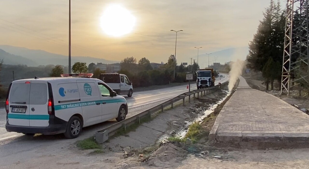 KARABÜK'TE KARAYOLLARI EKİPLERİNİN YÜRÜTTÜĞÜ ÇALIŞMA SIRASINDA PATLAYAN DOĞAL GAZ BORUSU TEDİRGİN...