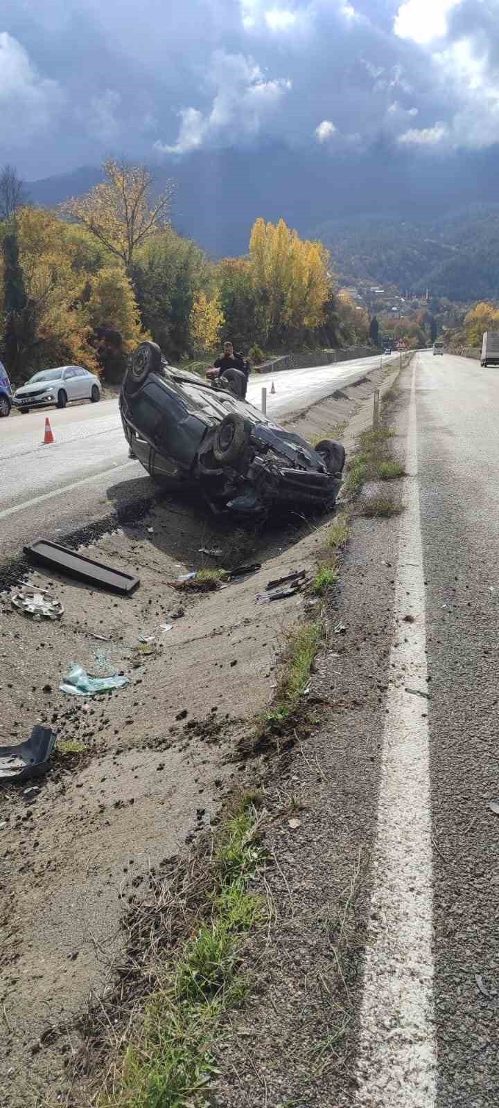 KARABÜK'TE TAKLA ATAN OTOMOBİLDE BULUNAN 2 KİŞİ YARALANDI.