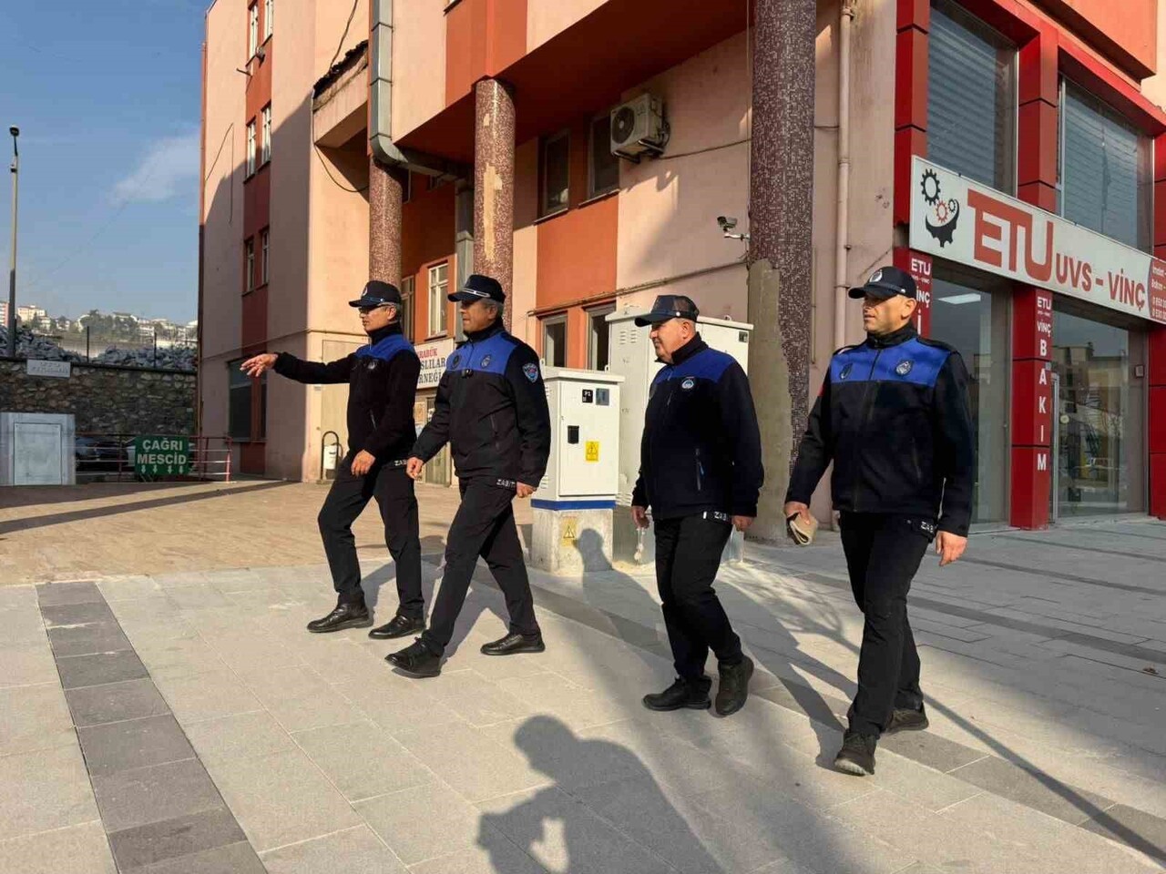 KARABÜK BELEDİYESİ ZABITA MÜDÜRLÜĞÜ EKİPLERİ, YAYALARIN GEÇİŞ HAKKINI ENGELLEYEN KALDIRIM...