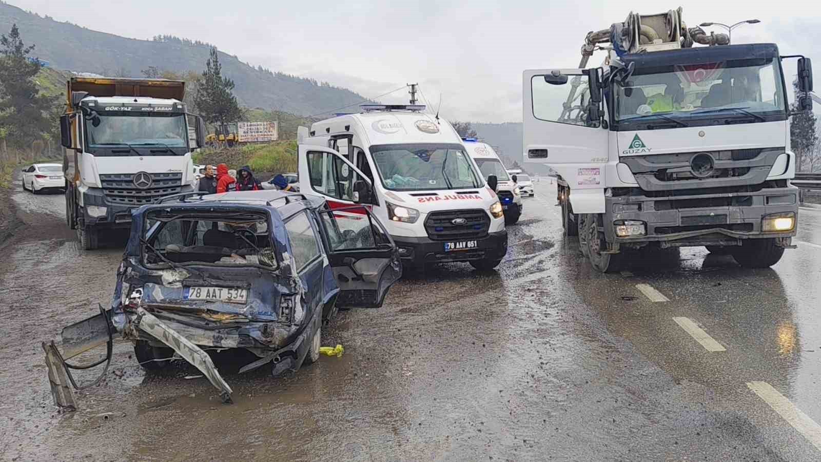 KARABÜK’TE BETON MİKSERİ İLE OTOMOBİLİN ÇARPIŞMASI SONUCU  1’İ ÇOCUK OLMAK ÜZERE 5 KİŞİ...