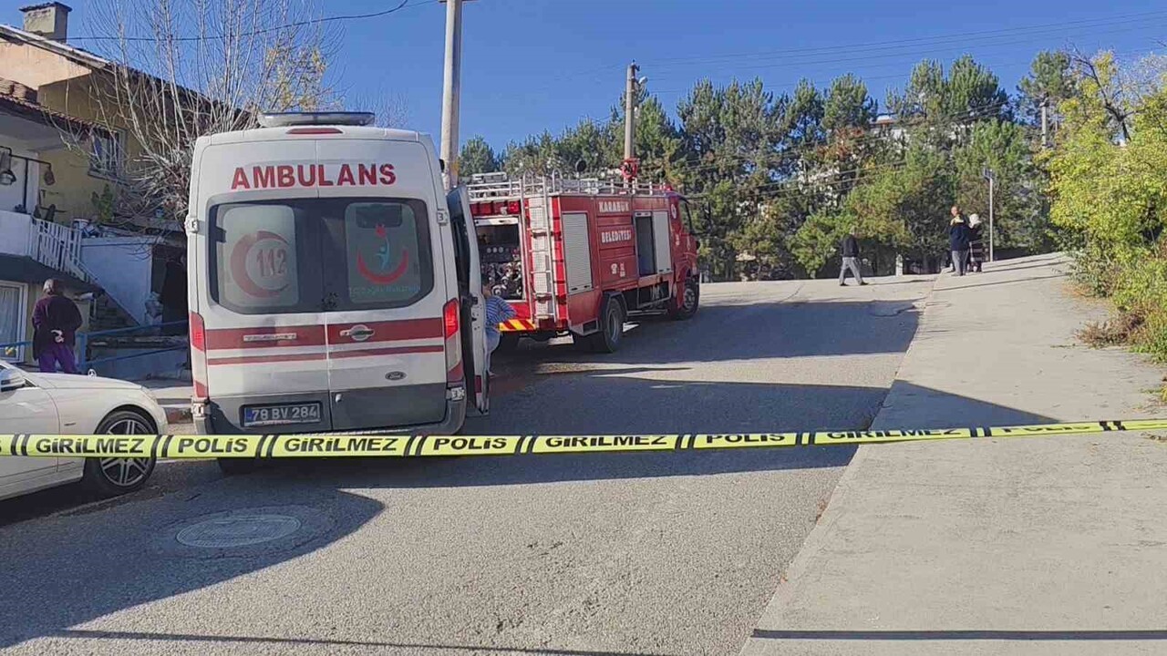 KARABÜK’TE İKİ KATLI BİR EVİN GİRİŞ KATINDA ÇIKAN YANGINDA DUMANDAN ETKİLENEN BİR KİŞİ HASTANEYE...