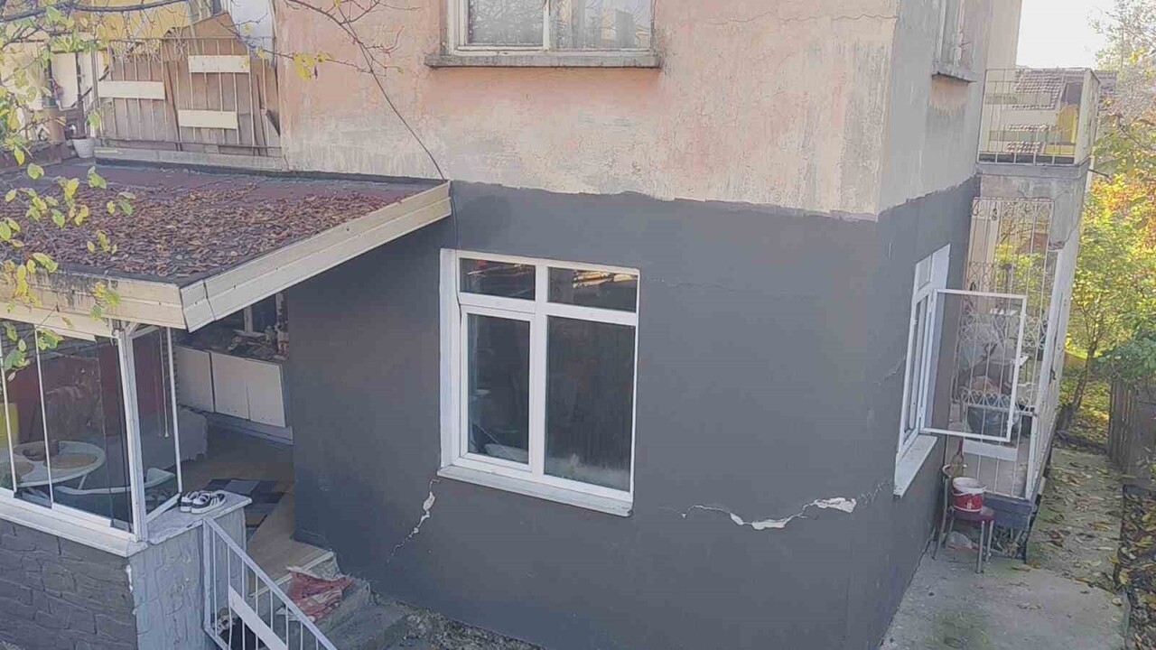 KARABÜK’TE İKİ KATLI BİR EVİN GİRİŞ KATINDA ÇIKAN YANGINDA DUMANDAN ETKİLENEN BİR KİŞİ HASTANEYE...