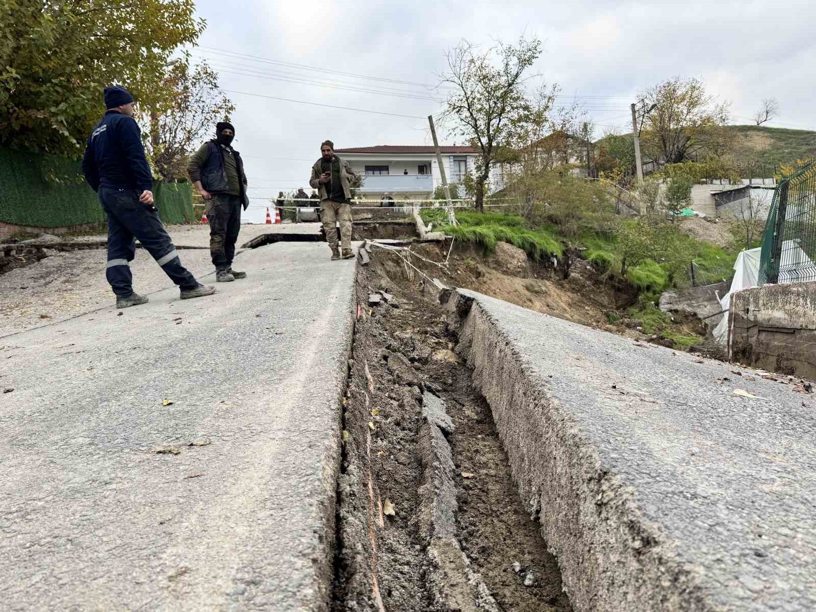 KARABÜK’TE OKUL İNŞAATININ YANINDAKİ YOLDA MEYDANA GELEN ÇÖKME DRONLA GÖRÜNTÜLENDİ.