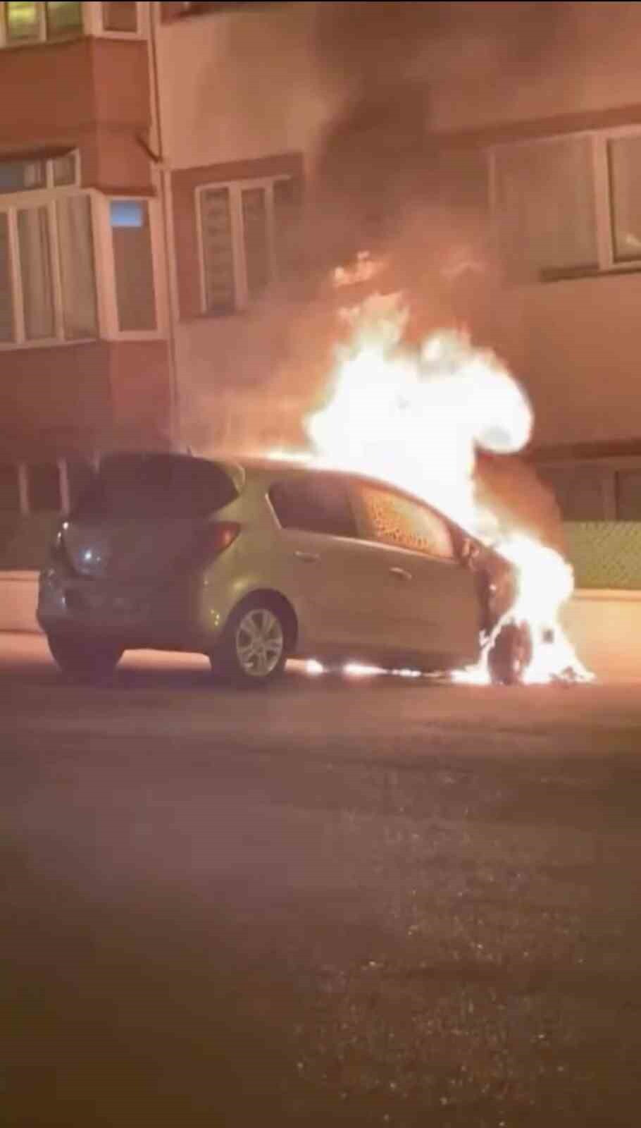 KARABÜK’TE PARK HALİNDEKİ BİR OTOMOBİL, HENÜZ BELİRLENEMEYEN NEDENLE ÇIKAN YANGINDA KULLANILMAZ...