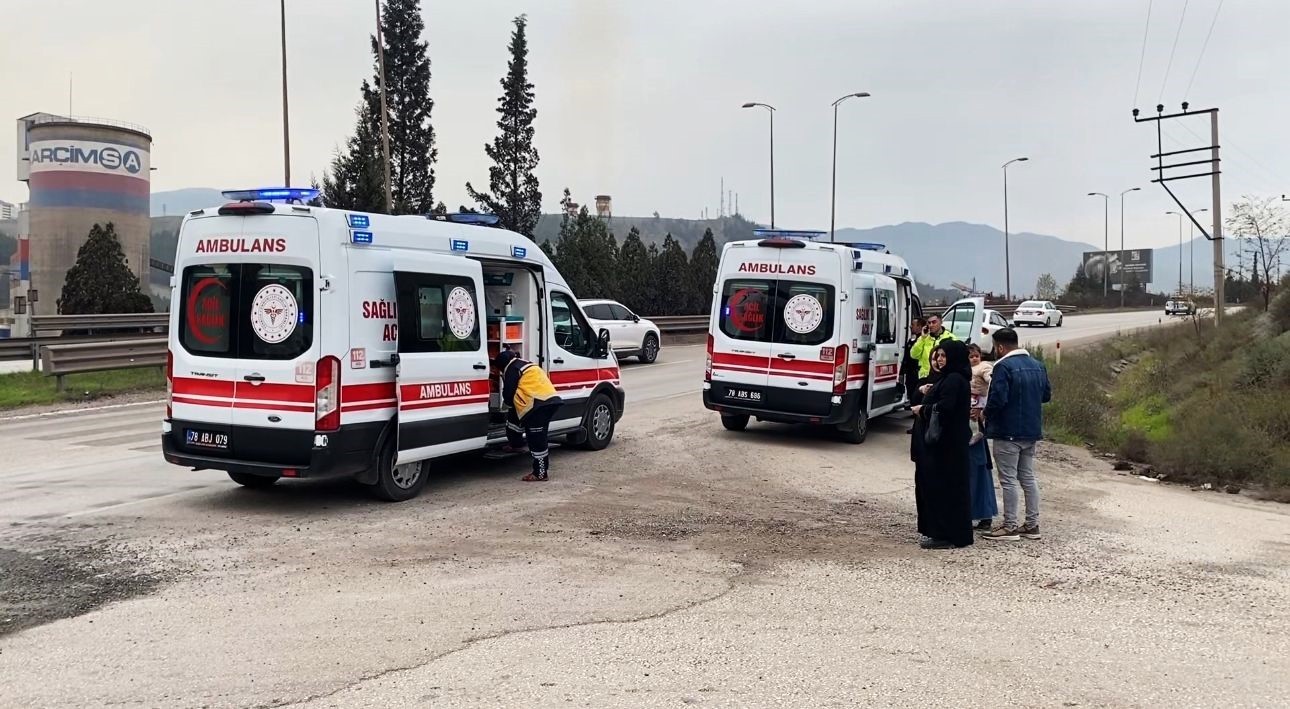 KARABÜK’TE YOLCU DOLU MİNİBÜSÜN TIRA ARKADAN ÇARPMASI SONUCU MEYDANA GELEN TRAFİK KAZASINDA HAFİF...