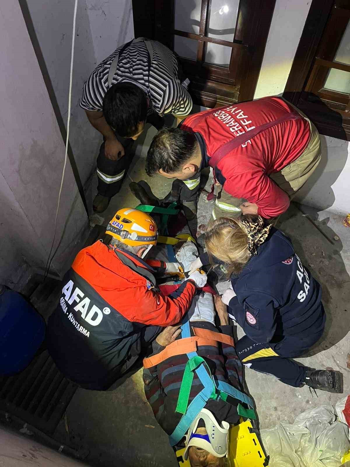 KARABÜK’ÜN SAFRANBOLU İLÇESİNDE BİR APARTMANIN BOŞLUĞUNA DÜŞEN KİŞİ, AFAD, İTFAİYE VE SAĞLIK...