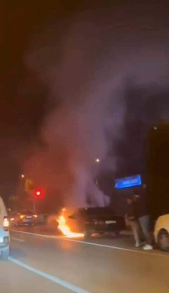 KARABÜK’ÜN SAFRANBOLU İLÇESİNDE SEYİR HALİNDEYKEN MOTOR KISMINDAN ALEV ALAN OTOMOBİLDE ÇIKAN...