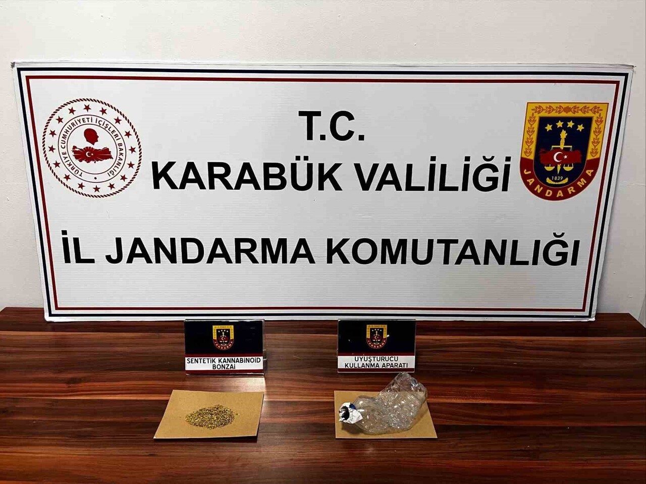 KARABÜK VE SAFRANBOLU’DA DÜZENLENEN OPERASYONLARDA UYUŞTURUCU MADDE VE DÜZENEKLER ELE...